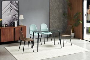 Mesa de comedor rectangular con patas metalicas negras